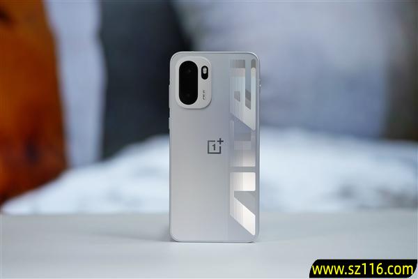 同档唯一165Hz超高刷直屏!一加Ace 6图赏