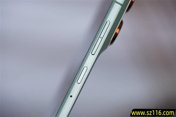 5.99mm超薄机身!联想moto X70 Air图赏