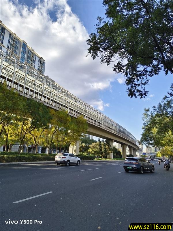 vivo Y500 Pro上手：旗舰级2亿像素下放 最硬核的国民手机