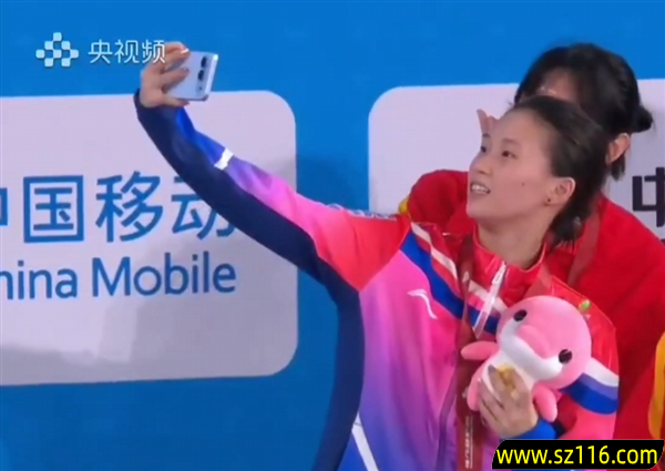 荣耀500真机首次亮相！全新横向跑道后摄 外观看齐iPhone Air