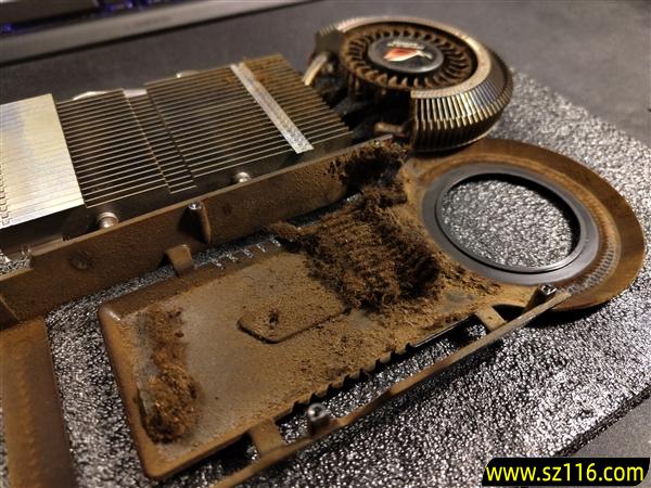 拆开后触目惊心!被吸烟者用了17年的9800GT显卡:看一眼感觉要得肺癌