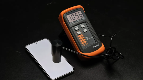 便宜大几百 配置却更顶!子品牌手机开始“骑脸”自家大哥了