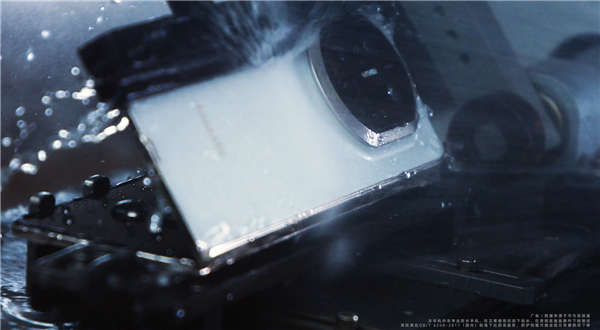 华为Mate X7搭载全新折叠玄武架构：更耐摔、80℃热水也不怕