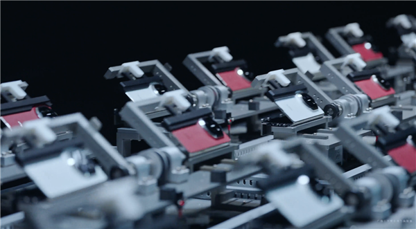 华为Mate X7搭载全新折叠玄武架构：更耐摔、80℃热水也不怕