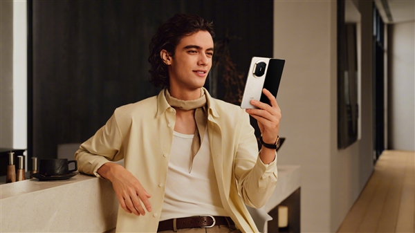 华为Mate X7四配色官图发布:独一无二新设计 最强辨识度