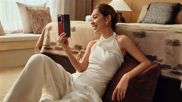 华为Mate X7四配色官图发布:独一无二新设计 最强辨识度