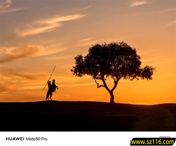 何刚晒华为Mate 80系列实拍样张：红枫影像色彩表现一绝