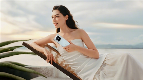 华为Mate X7上手：最强折叠屏实至名归