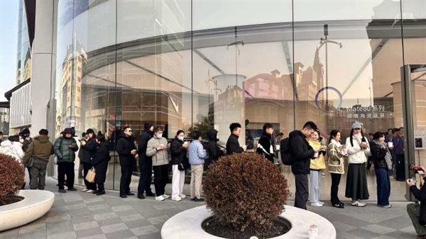 华为Mate 80系列首销火爆!线上瞬间售罄 线下门店再现排队盛况