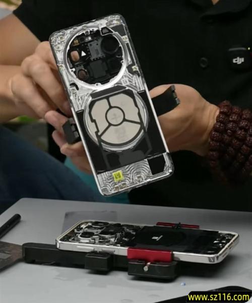 华为Mate 80 Pro Max拆解出炉：后壳整块铝合金CNC打造 主板集成度超高