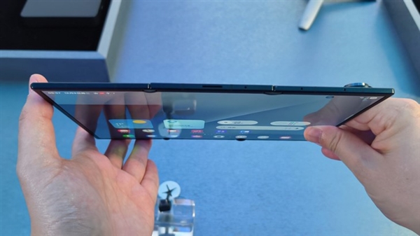G形三折叠史上首款!三星Galaxy Z TriFold上手 G形三折叠史上首款!三星Galaxy Z TriFold上手