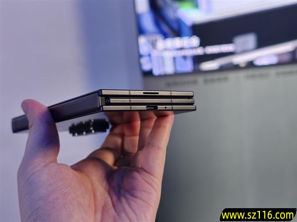 G形三折叠史上首款!三星Galaxy Z TriFold上手 G形三折叠史上首款!三星Galaxy Z TriFold上手