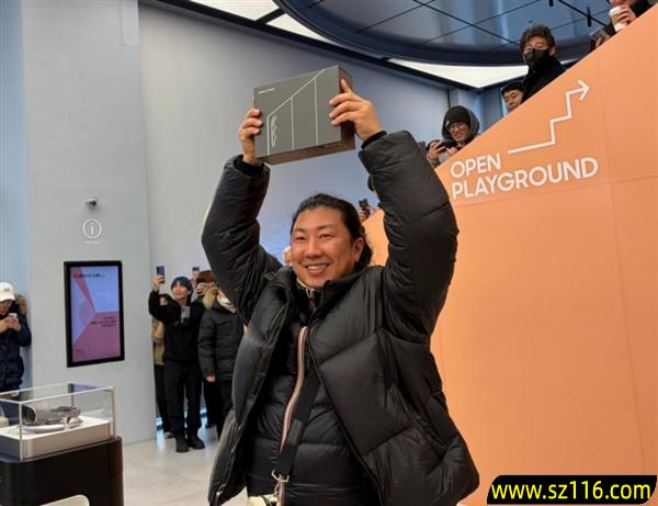 全球首个三星三折叠屏消费者诞生:42岁 严寒中排队将近24小时